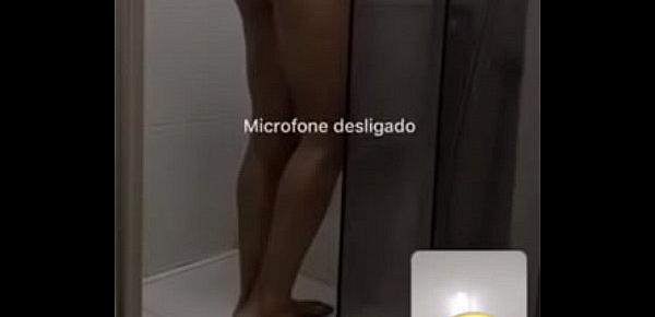  Vídeo chamada da esposa no banho sem saber que o amigo estava assistido